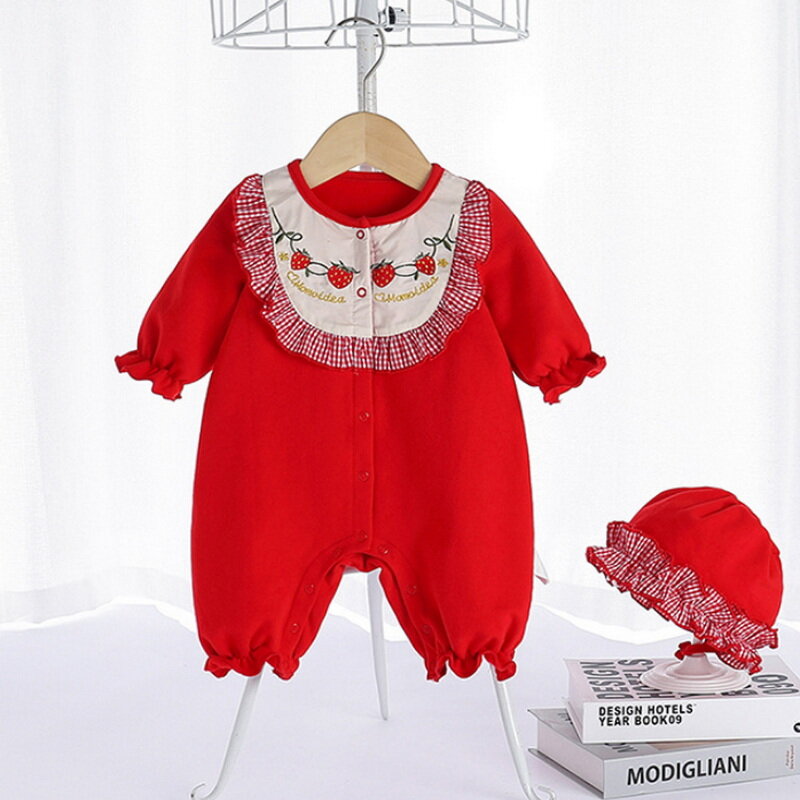 2022 Ins nowa wiosna dziewczynek Romper czerwona truskawka haft długie rękawy kombinezon z Cap dzieci Playsuit Bebe ubrania E5515