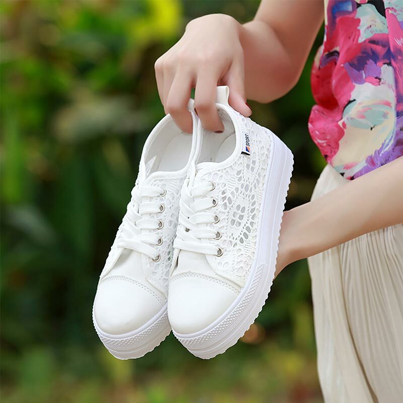 Buty damskie 2020 moda lato Casual białe buty wycięcia koronkowe płótno Hollow oddychające płaskie buty na platformie damskie sneakersy