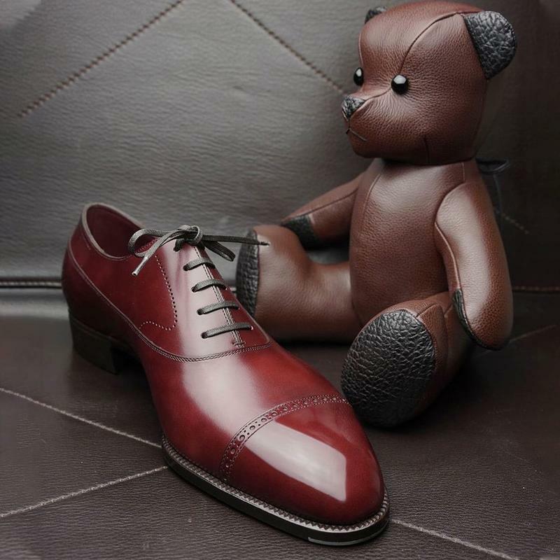 2021 neue Männer Schuhe Handmade Red PU Quadratischen Kopf Low-ferse Hohle Spitze-up Mode Business Casual Kleid hohe-ende Oxford Schuhe KS386