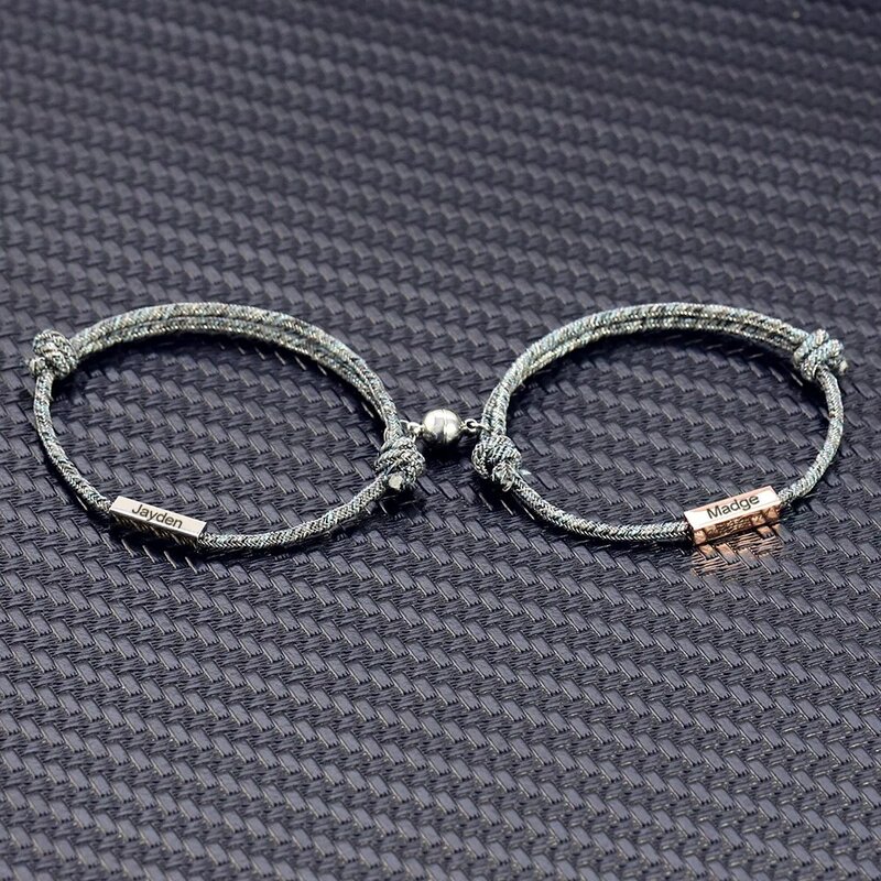 Um par de pulseira de letra de aço inoxidável, bracelete de casal magnético ajustável customizado, tecido para o dia dos namorados