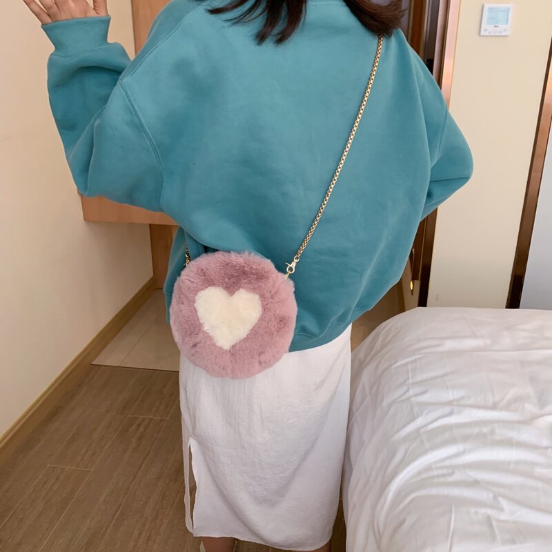 Bolsa de ombro redonda com coração feminina, bolsa de ombro com corrente de pelo falso para moedas