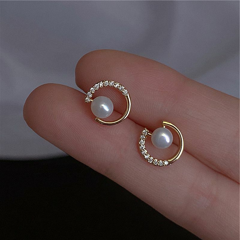 Orecchini di perle squisite in argento placcato oro reale S925 per le donne commercio all'ingrosso di gioielli di moda a forma di C in zircone lucido OL