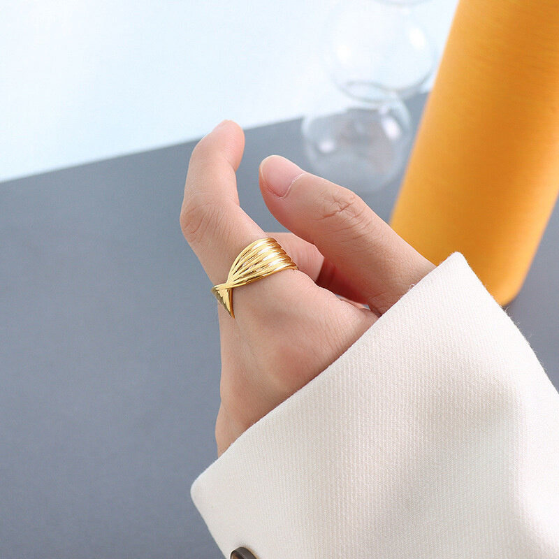 Anello di torsione geometrico alla moda in acciaio inossidabile gioielli in oro placcato in acciaio femminile per le donne 2021 tendenze gioielli minimalisti della boemia