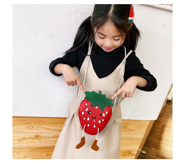 小さな女の子のためのPUレザーハンドバッグ,かわいい小さなショルダーストラップ付きバッグ,イチゴの形,女の子のための