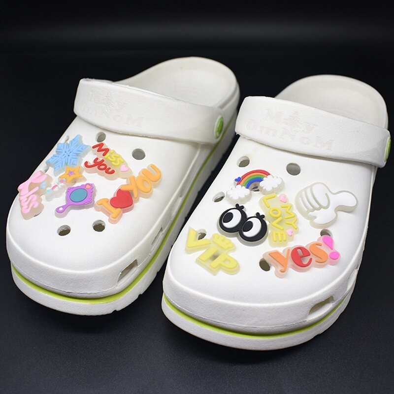 1 pz accessori per ciondoli Croc luminosi moda morbida fibbia per scarpe in PVC scarpe fluorescenti accessori per bambini Charms Cartoon design