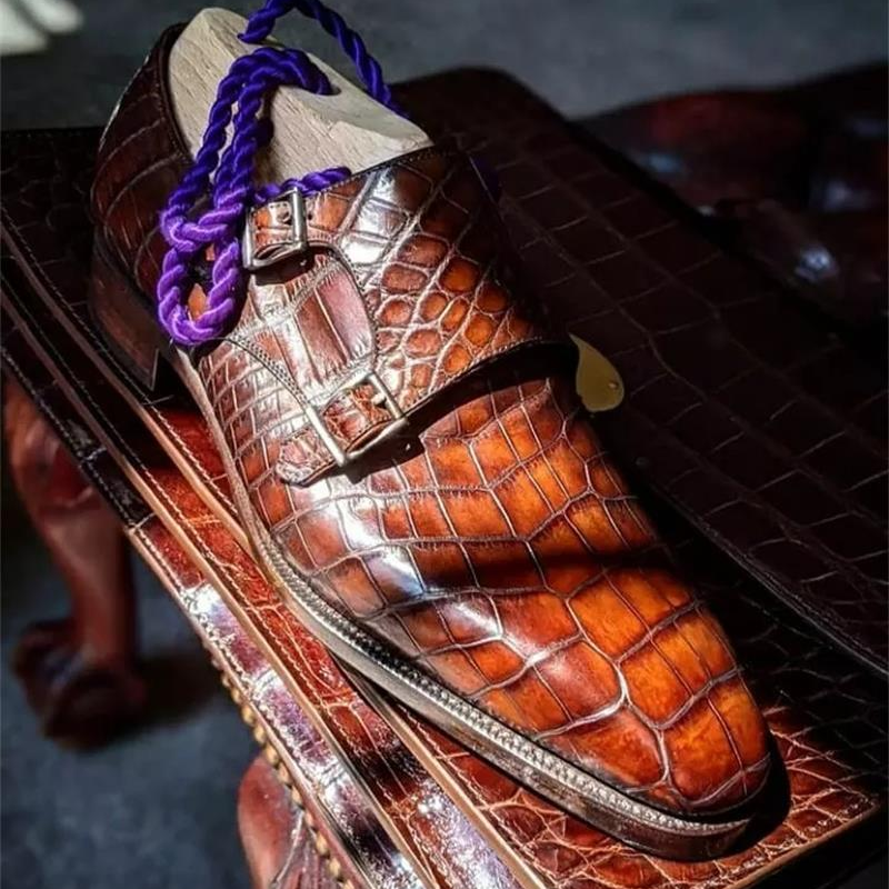 Мужские модные деловые туфли ручной работы, коричневые туфли из искусственной кожи с крокодиловым узором и двойной пряжкой, модель 3KC566, нов...