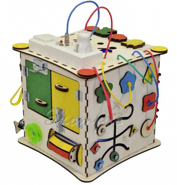 Bizyboard cubo in via di sviluppo con un elettricista (la luce di indicazione unità)