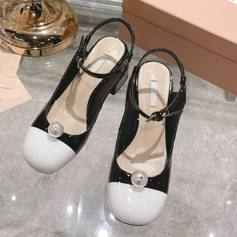 Sandalias de tacón alto para mujer, zapatos de tacón alto con diseño de cadena de Color contrastante, botones de perlas, tacón grueso de 7CM, espalda dulce, vacía