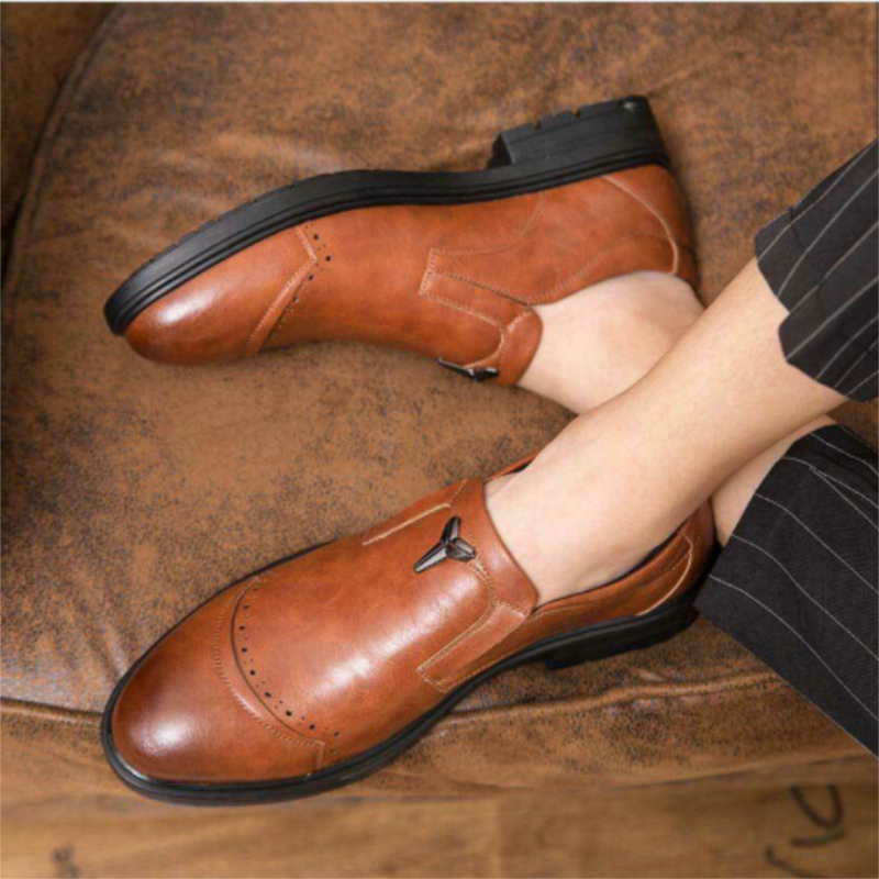 Mocasines hechos a mano con decoración de Metal para hombre, zapatos informales de negocios de alta calidad para todos los días, color marrón PU, 1KB018