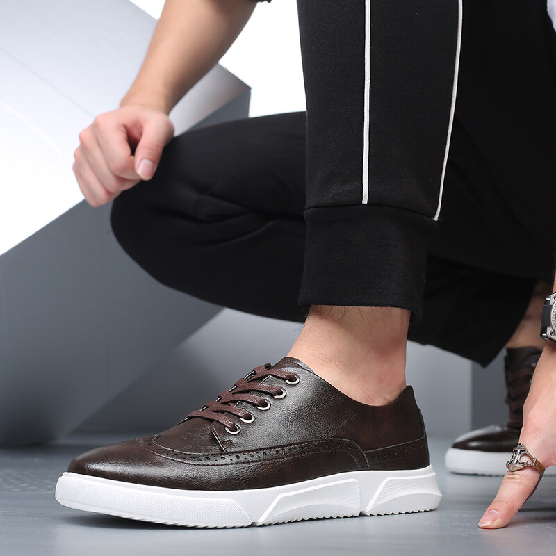 2021 nuovi uomini estivi scarpe da tavola in pelle scarpe da ginnastica sportive Casual di marca di lusso moda scarpe da passeggio leggere all'aperto di grandi dimensioni