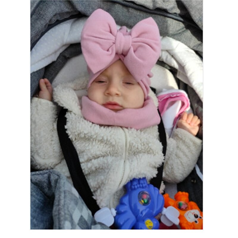 Cappelli e sciarpa per neonati in Cashmere imitazione calda e delicata per la pelle Set di due pezzi simpatici cappellini per bambini Bowknot fatti a mano puntelli per fotografia