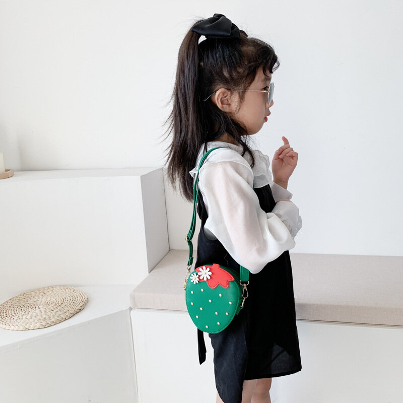 Tas Selempang Stroberi Anak-anak Cantik Aksesoris Bayi Lucu Tas Bahu Mini Fashion Kulit PU Dompet Koin Paku Keling Anak Perempuan