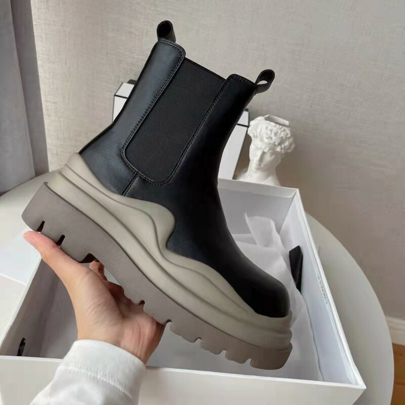 موضة النساء Chlesea الأحذية 2021 جديد أسود منصة حذاء من الجلد للنساء فاسق القوطية الأحذية مصمم Mororcycle الأحذية الفاخرة