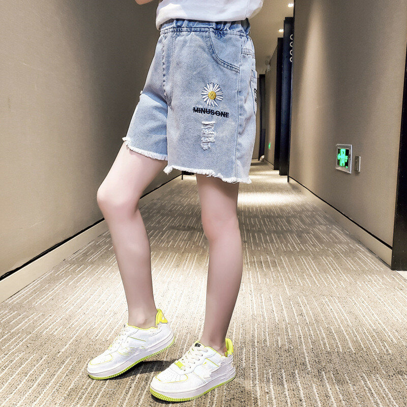 Dziewczęce spodenki jeansowe nastoletnia dziewczyna letnie koronkowe spodnie dziecięce ubrania z kokardą dziecięce z kwiatowym haftem Jean krótkie dla nastolatka