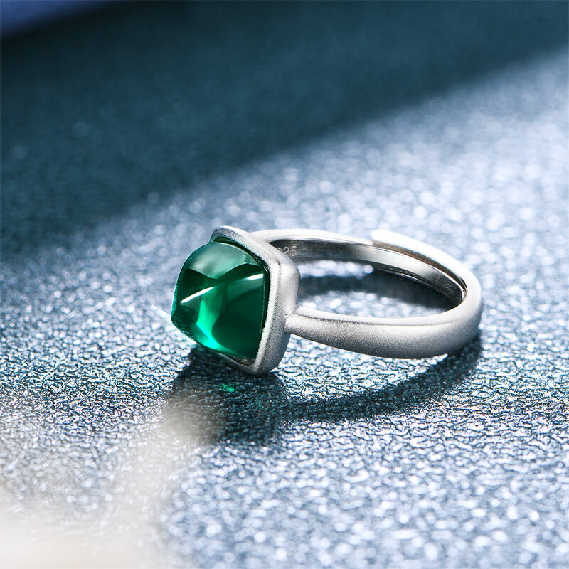 Женское кольцо из серебра 100% пробы с изумрудом