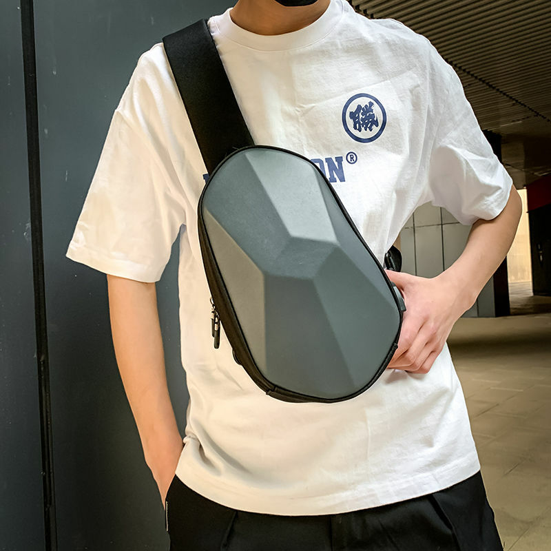 2021 bolso nuevo de pecho de los hombres de moda de tres dimensiones de Shell duro del impermeable en par de carga USB Messenger cabestrillo bolsas de hombro