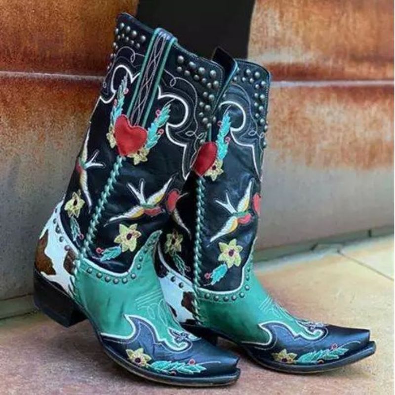Nova moda feminina de salto baixo apontou rebite decoração profunda v-boca capa pé bordado tendência botas de tubo alto botas cowboy kn268
