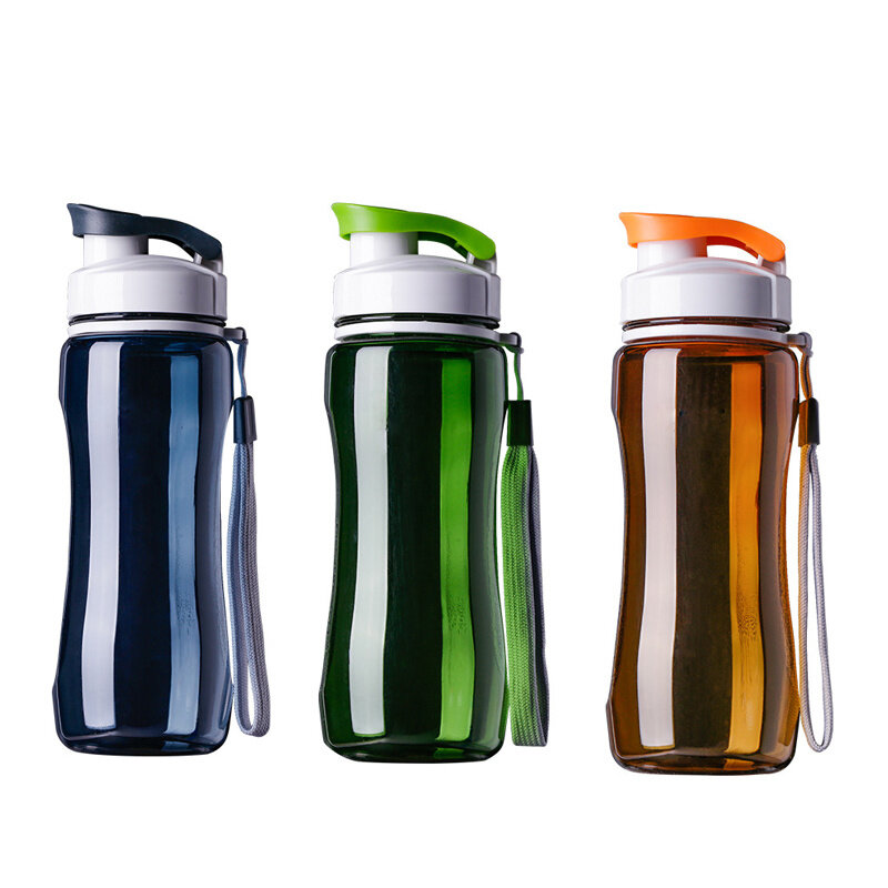 زجاجة مياه رياضية محمولة لعام 2021 مقاومة للتسرب مناسبة للرياضات وللدراجات الهوائية والسير لمسافات طويلة زجاجة مياه بلاستيكية أدوات للشرب