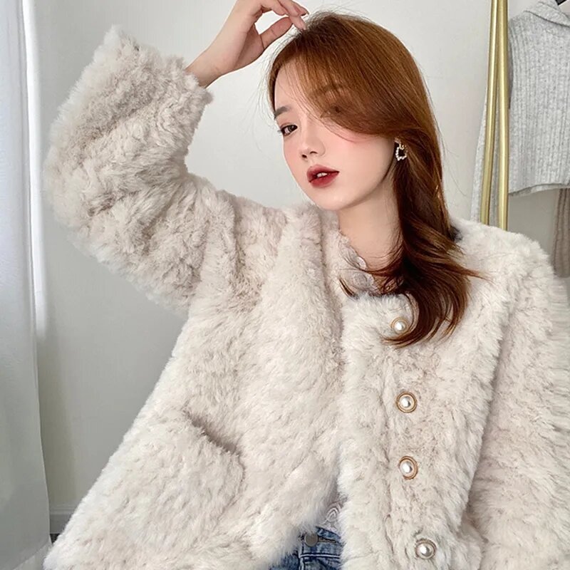 Outono/inverno nova imitação de pele de coelho casaco feminino curto coreano solto selvagem pérola fivela imitação ovelha corte outerwear das mulheres