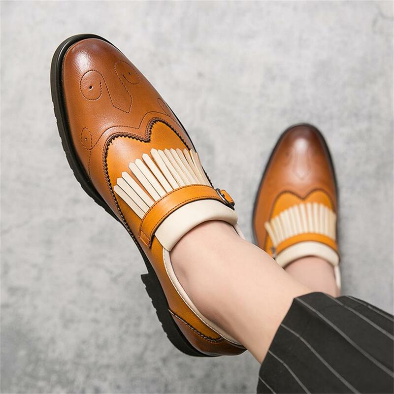 Zapatos pequeños informales de cuero para hombre, calzado de talla grande tallado en color con personalidad, zapatos brogue clásicos de gama alta con flecos