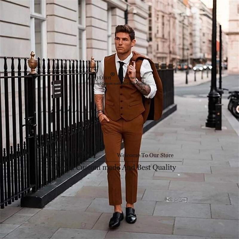 Traje marrón a la moda para hombre, ropa de novio hecha a medida, esmoquin con muescas, chaqueta + chaleco + Pantalones, mejor hombre, Blazer, terno masculino, 3 piezas