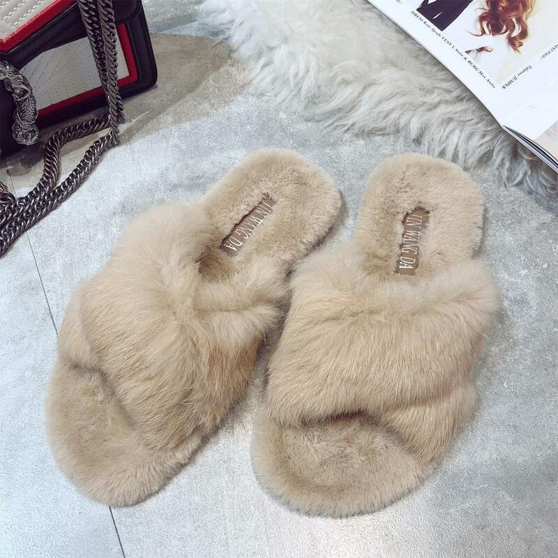 Zapatos de invierno esponjosos para mujer, Zapatillas planas de piel de conejo para el hogar, pantuflas de Casa cálidas y suaves de felpa, color negro, 2020