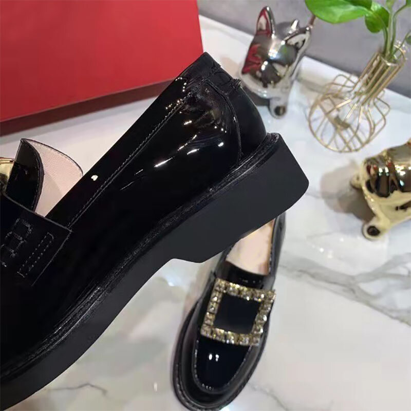 Zapatos individuales con diamantes de imitación y hebilla cuadrada para mujer, zapatos de cuero pequeños de estilo británico, mocasines de suela gruesa, un Pedal, Otoño/Invierno, 2021