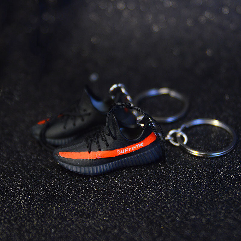 Yeezye-llavero de zapatillas de deporte 3D, Mini zapatos, modelo de mochila colgante para novio, regalos de fiesta de cumpleaños, llavero de zapatos de alta calidad, oferta