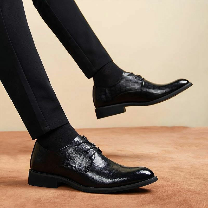 Zapatos de cuero informales para hombre, calzado de negocios en color negro, puntiagudos, aumento de transpirables, estilo Derby, otoño
