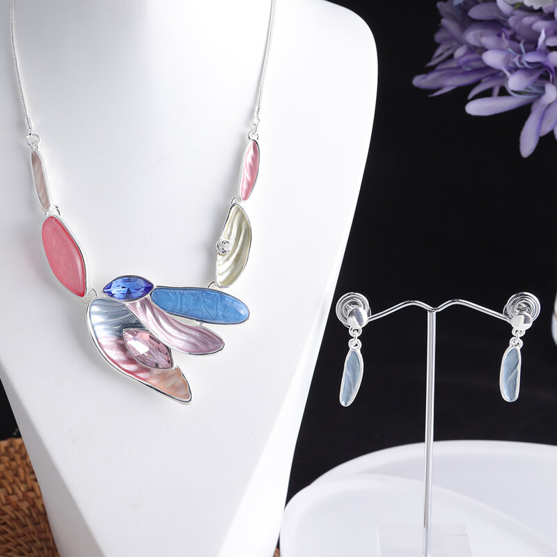 MeiceM Akrilik Geometris Daun Choker Kalung untuk Wanita Pesta Kehidupan Sehari-hari Perhiasan Penjualan Panas Liontin Choker Kalung Hadiah
