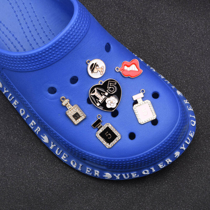 1 Buah Desainer Baru Rantai Croc Pesona Aksesoris Dekorasi untuk Croc Menyumbat Sepatu Liontin Gesper untuk Hadiah Perempuan
