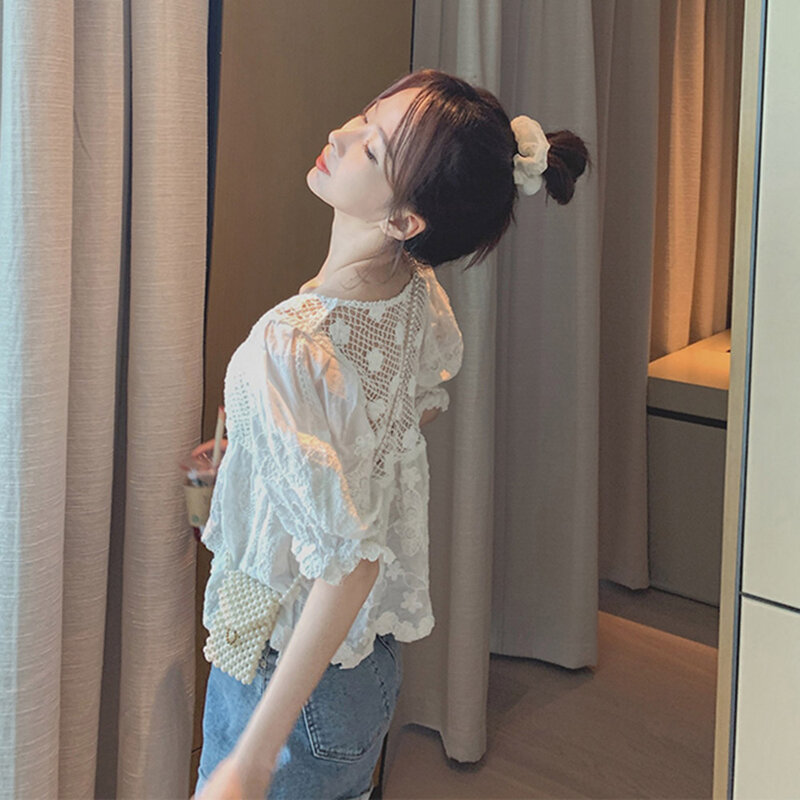 Boho Blus Putih Seksi Wanita Renda Bunga Berongga A-line Manis Perjalanan Liburan Musim Panas Mode Mode Muda Wanita Atasan Kaus Korea