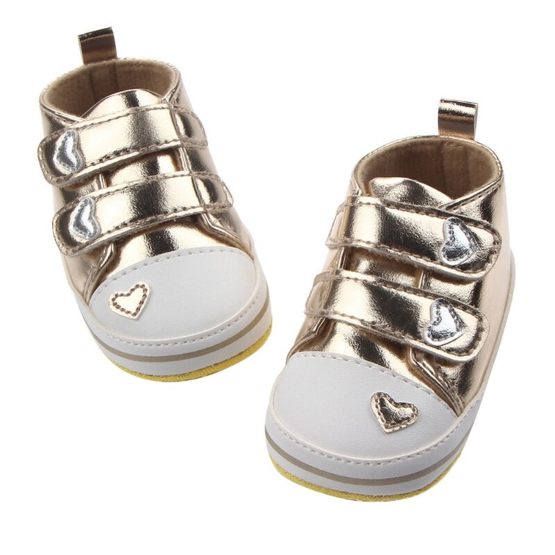 Модная классическая обувь из искусственной кожи в форме сердца для новорожденных девочек теннисная Обувь На Шнуровке Для первых шагов