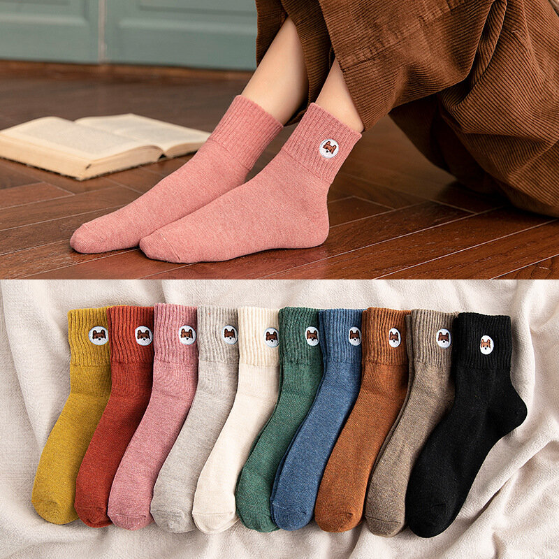 Frühling und Herbst Neue Damen Pile Socken Einfarbig Stickerei Damen Baumwolle Socken Mode Damen Medium Rohr Socken Frauen