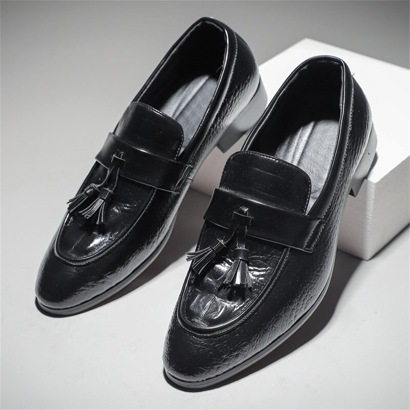 Novo estilo masculino sapatos de couro sapatos borla um pedal sapatos casuais grande tamanho cross-border negócios cavalheiro único sapatos