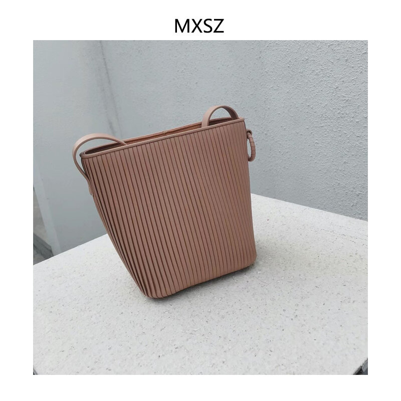 2021 new pleated top cowhide bucket bag, multi-functional handbag, stylish and elegant, one-shoulder diagonal fashion handbag