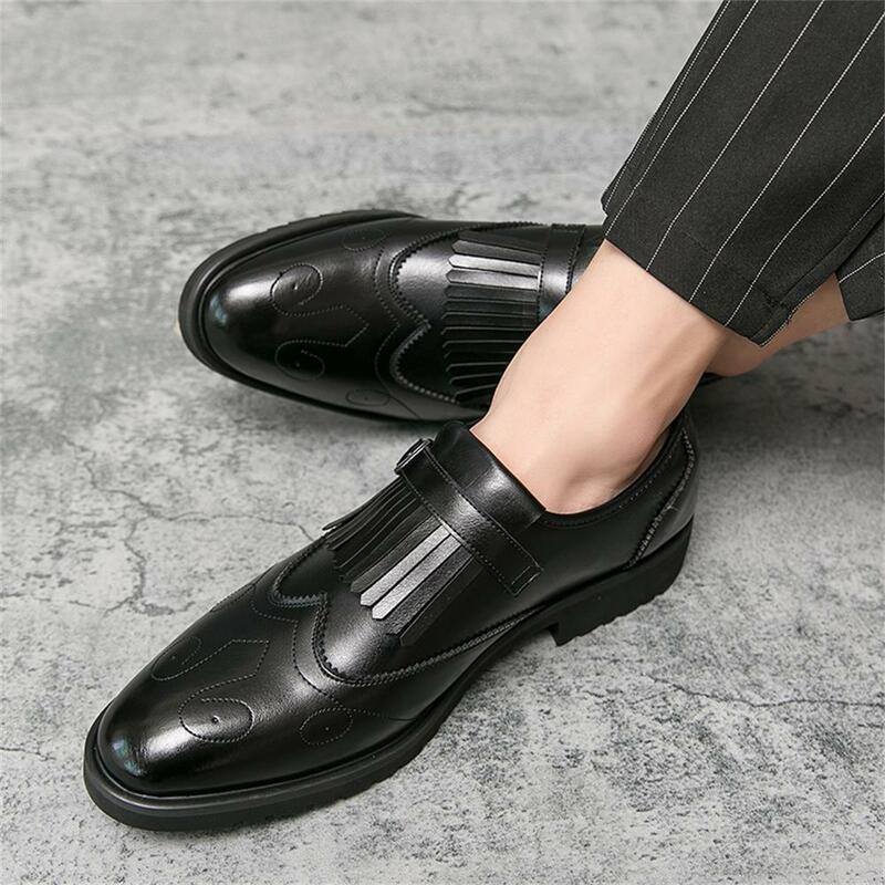 Zapatos pequeños informales de cuero para hombre, calzado de talla grande tallado en color con personalidad, zapatos brogue clásicos de gama alta con flecos