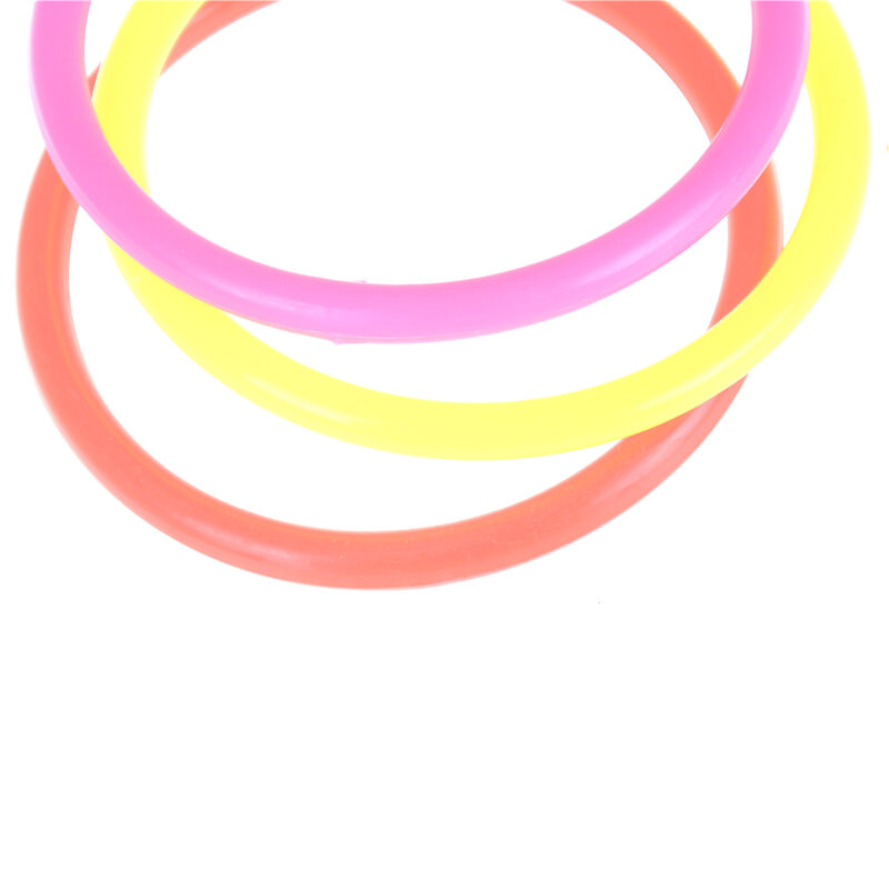 5pcs 8cm anelli di Hoopla di plastica colorati all'aperto che gettano cerchi per lo sviluppo di abilità di presa/movimento del giocattolo di Sport di divertimento del bambino