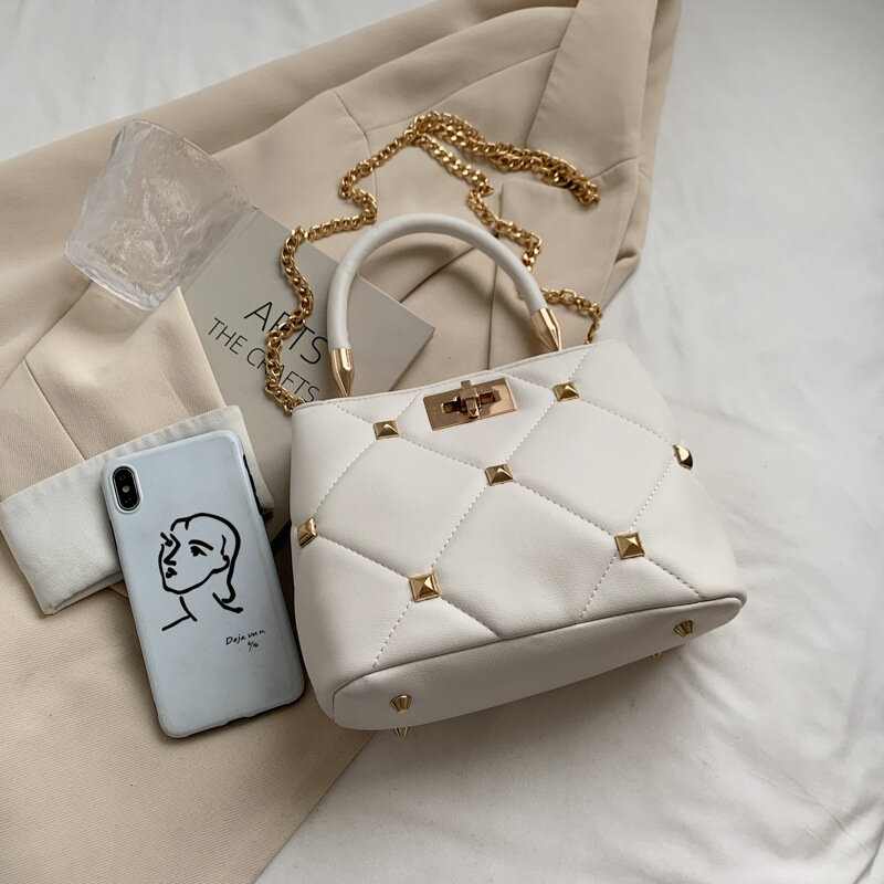 Luxury Designer กระเป๋าถือผู้หญิง2021 New Diamond Lattice กระเป๋าสะพายสุภาพสตรีแฟชั่น Rivets ขั้นสูงขนาดใหญ่กระเป๋า Handle