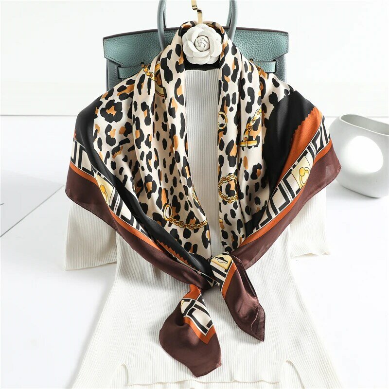 Leopardo impressão cetim seda lenço quadrado hijab bandana feminino bandana saco envoltório e xale senhoras neckerchief silenciador foulard 90*90cm
