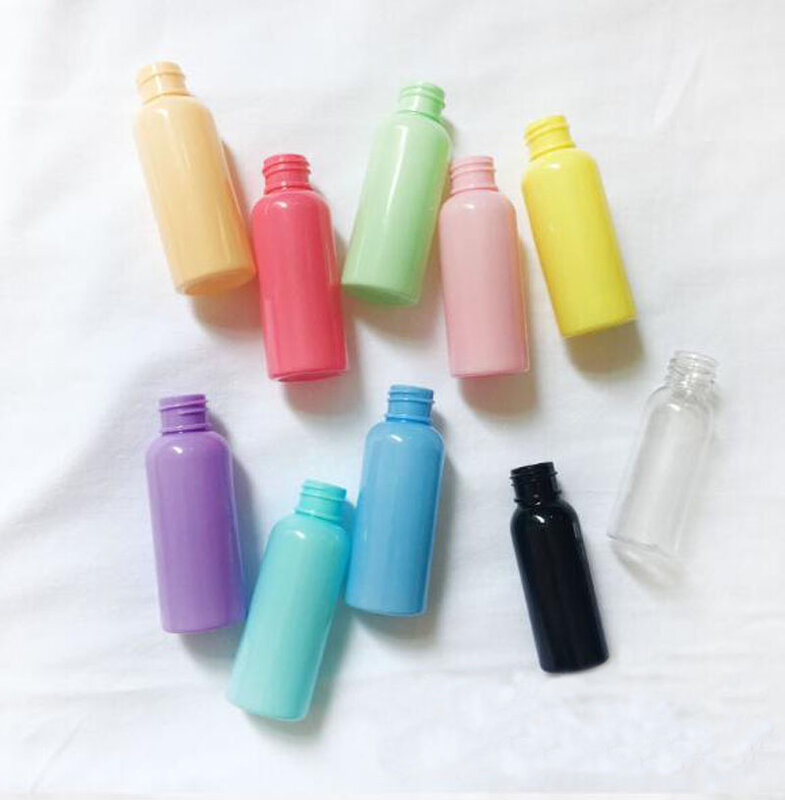50 مللي زجاجات ملونة قابلة لإعادة الملء زجاجة عطر من البلاستيك البخاخة فارغة زجاجة رذاذ صغيرة المحمولة زجاجات السفر كريم وجه
