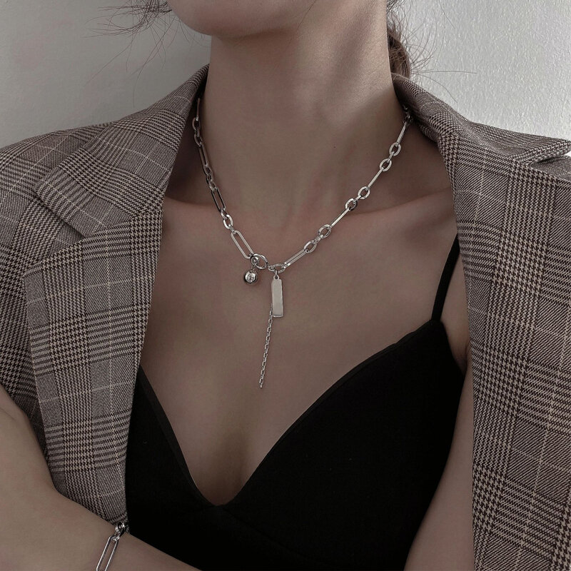 Retro Schlüsselbein Kette Weiblichen Hohl Silber Metall Halskette Runde Ball Brief Mode Persönlichkeit Kalten Wind Anhänger Quaste Armband