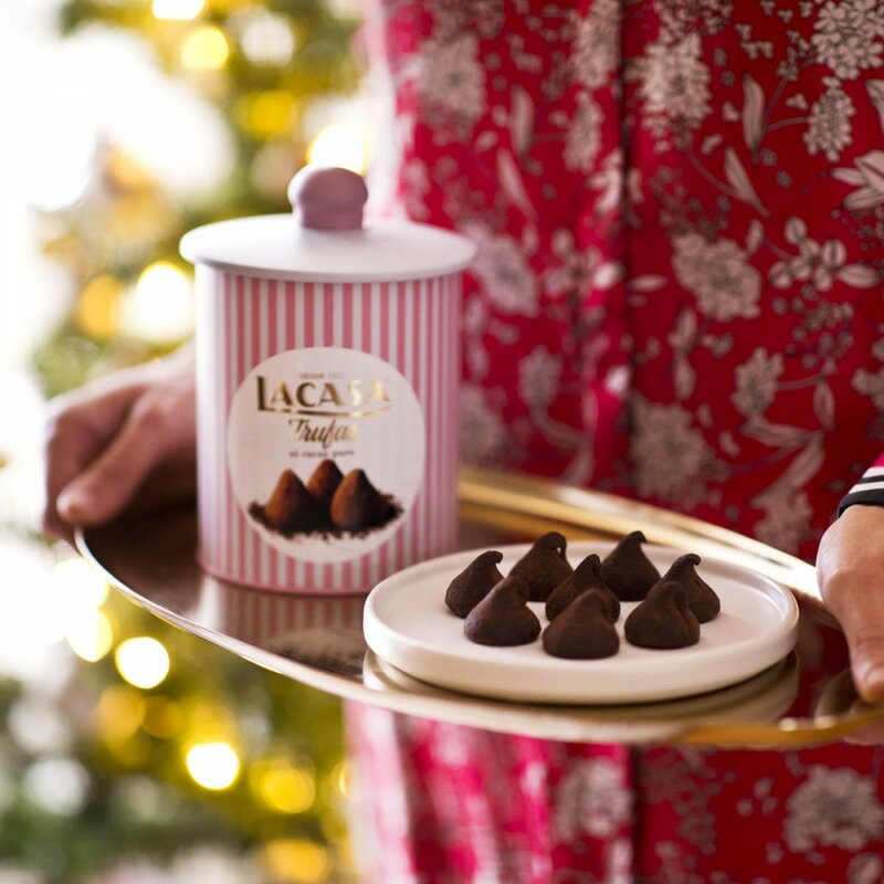 Lacase truffles 순수한 코코아 수 우유 초콜릿으로 만든 맛있는 초콜릿의 100 그램. 유효한 세 색상