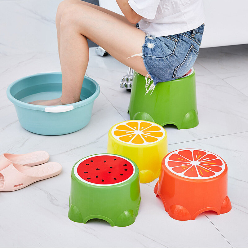 Sgabelli adorabili del fumetto di 4 colori modello di frutta soggiorno panca da bagno antiscivolo sgabello per bambini sgabello per scarpe in plastica PP