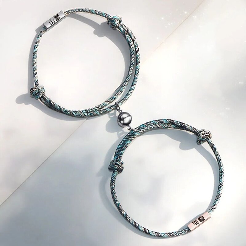 Um par de pulseira de letra de aço inoxidável, bracelete de casal magnético ajustável customizado, tecido para o dia dos namorados