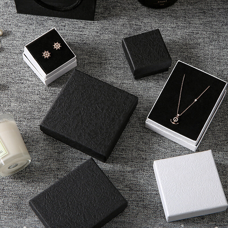 Kraft pudełko z biżuterią papier obecny pierścień kolczyk wisiorek opakowanie ochronne wyświetlacz pudełko na prezent świąteczny dla kobiet może własne logo