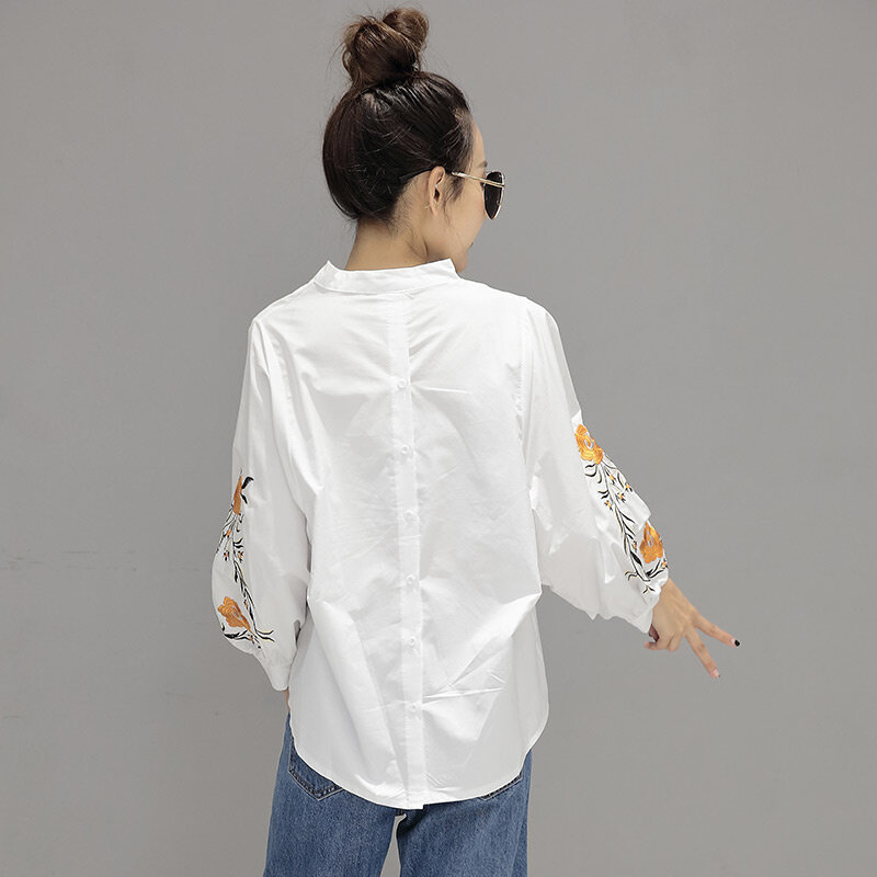 Camisa europea de manga larga para mujer, camisa blanca holgada bordada con cuello en V que combina con todo, novedad de otoño 2021