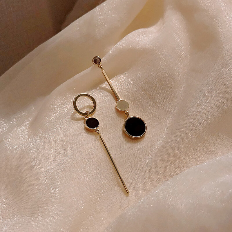 非対称韓国スタイル人気のデザインイヤリング中空サークル金属ボールbouclesドールoreilles pendantes