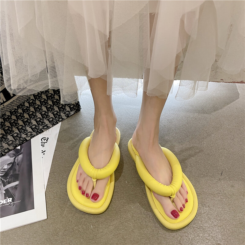 Zapatillas de suela grande de diseño de lujo para mujer, zapatos informales de Clip dedos, sandalias de cuero suave en negro, blanco y amarillo, 2021