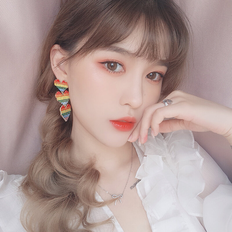 Pendientes de arcoíris con forma de corazón coreanos, aretes de amor coreanos con efecto de exageración en línea, aretes únicos de moda de alto perfil, cara delgada